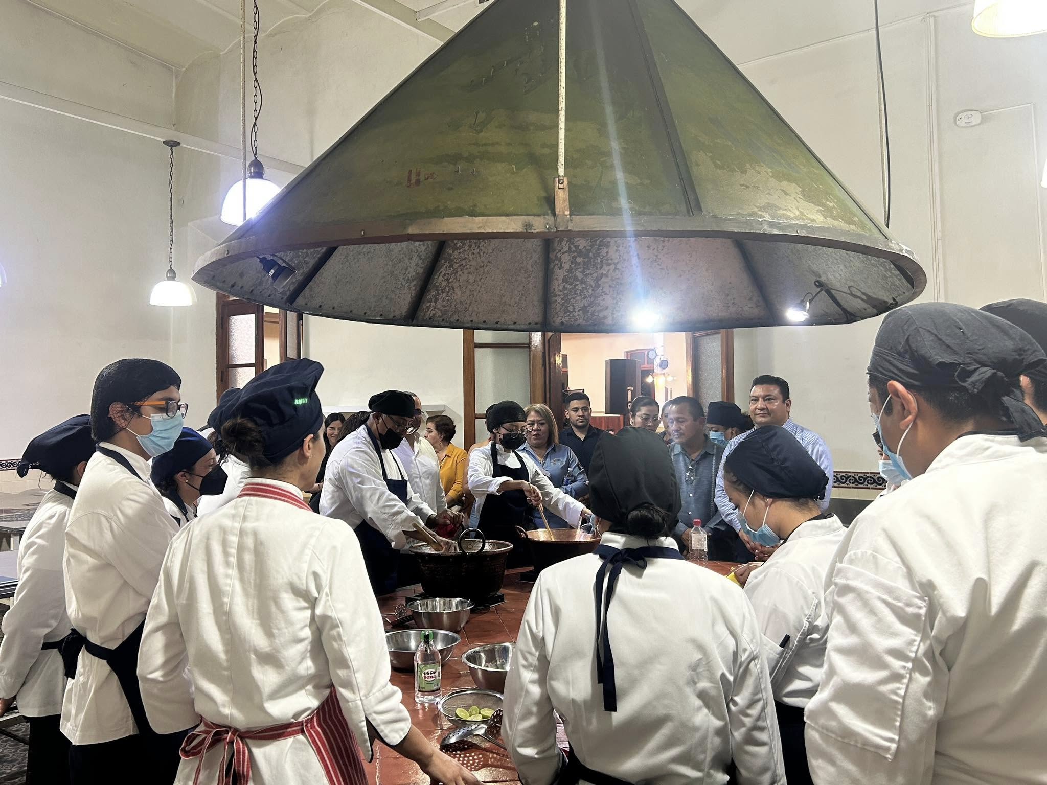 Curso de preparación y conservación de alimentos en Xalapa, capacitación práctica en la Escuela Industrial