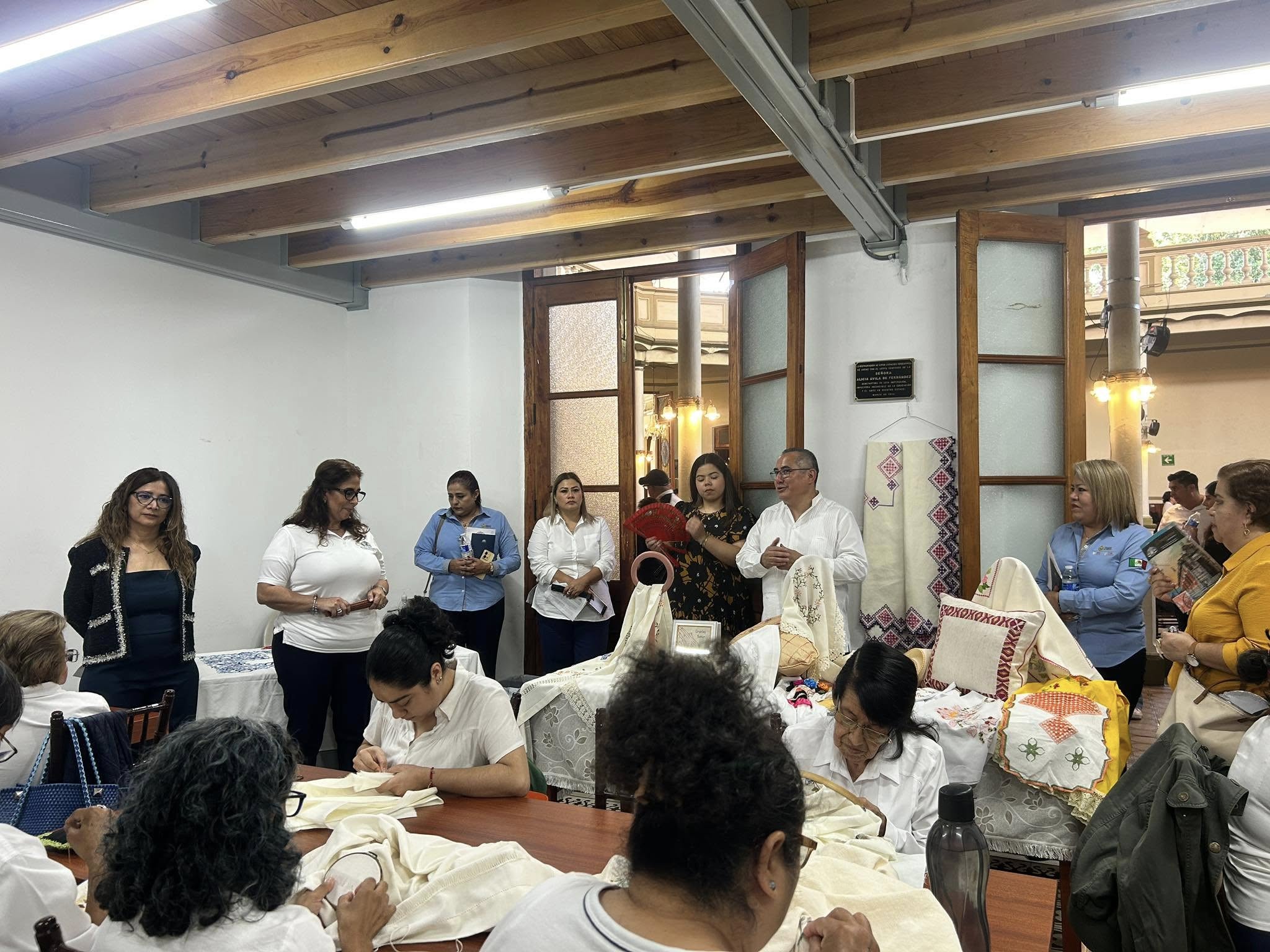 Curso de bordado a mano en Xalapa, capacitación artesanal en la Escuela Industrial