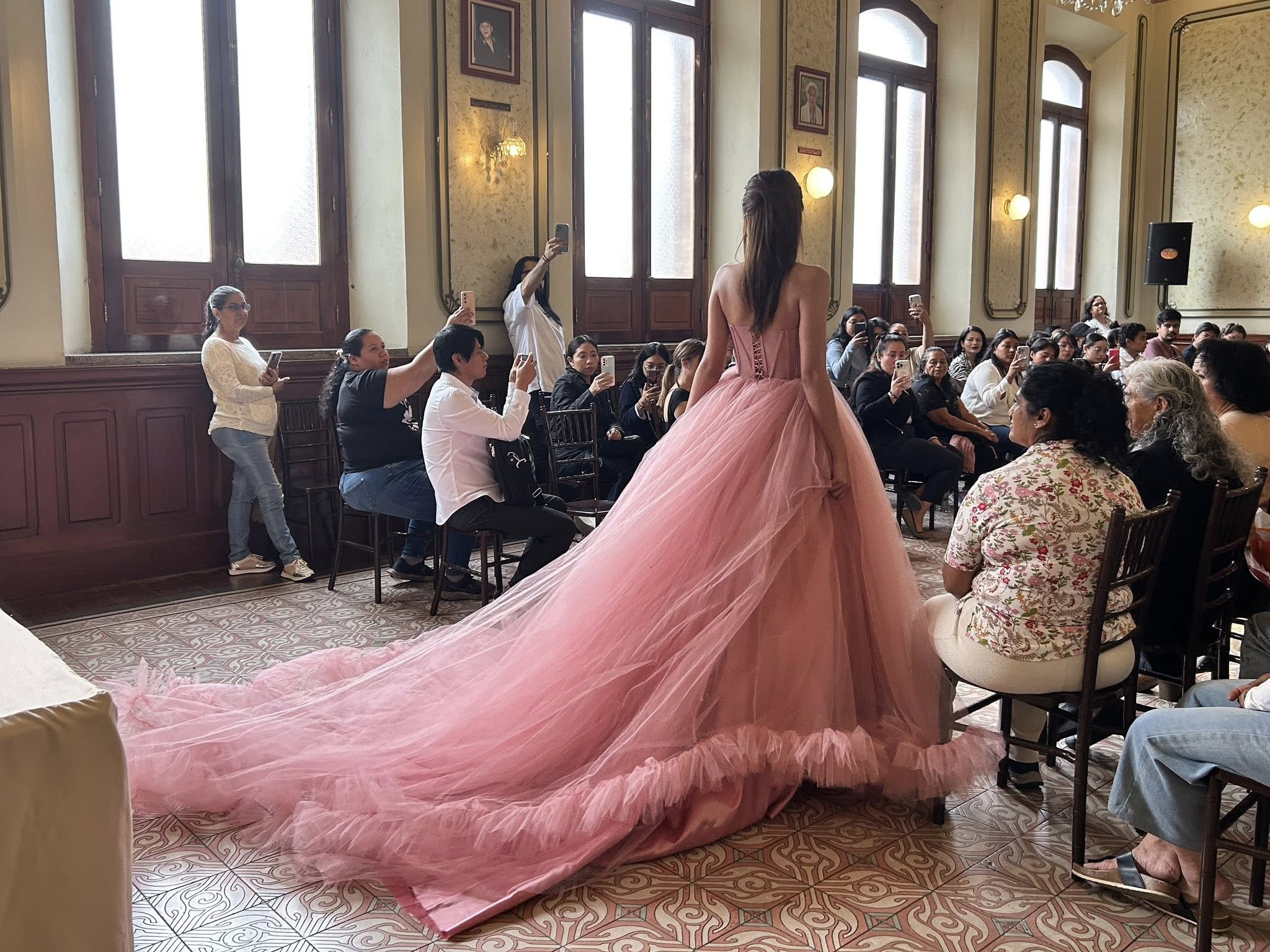 Curso de industria del vestido en Xalapa, capacitación en confección de ropa en la Escuela Industrial