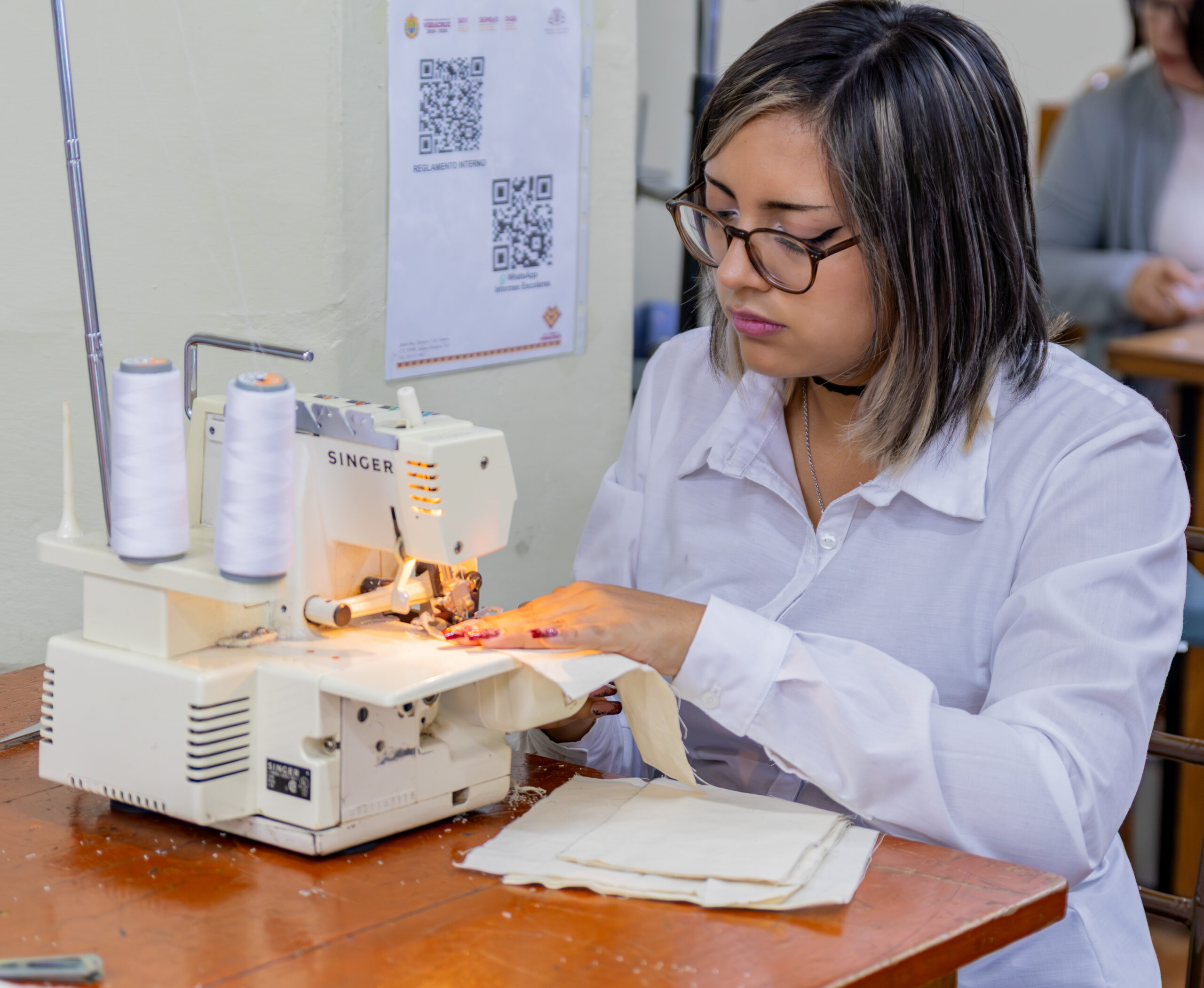 Curso de industria del vestido en Xalapa, capacitación en confección de ropa en la Escuela Industrial